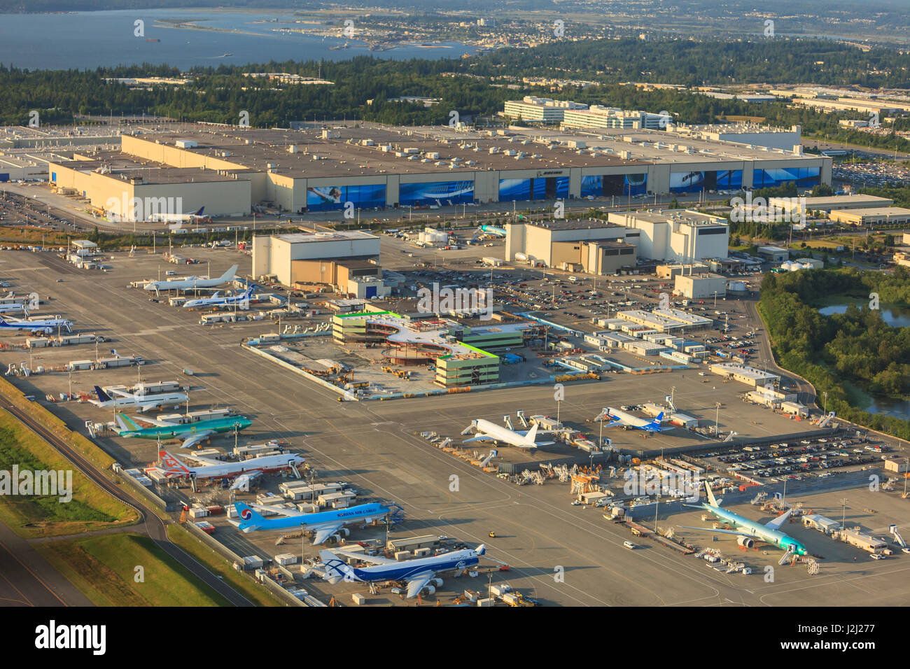 Luftbild von Paine Field und Boeing Everett Pflanze, größte Herstellung Gebäude in der Welt nach Volumen, Everett, WA, USA Stockfoto