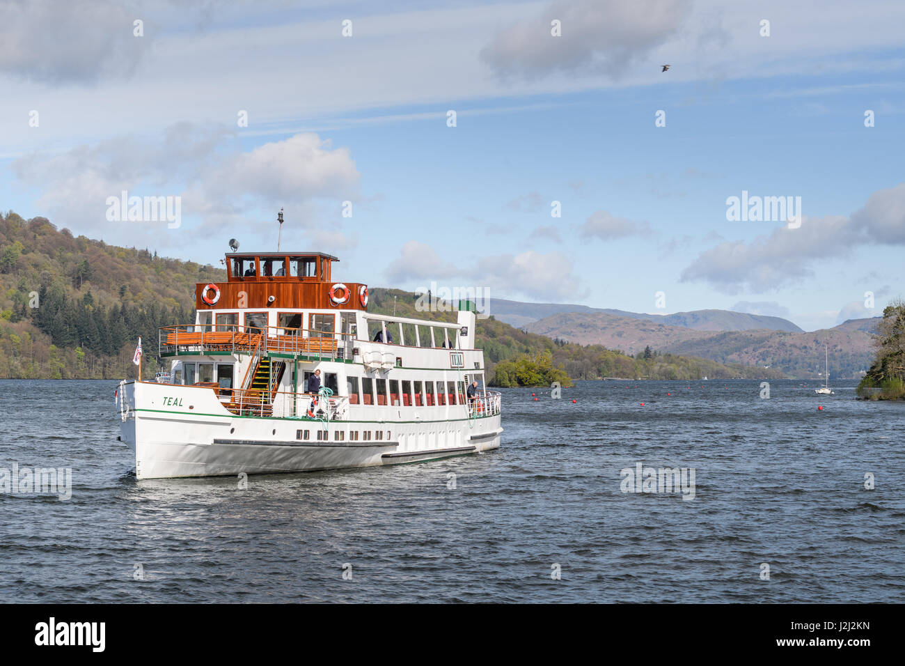 An einem sonnigen Kreuzfahrten Frühlingstag, das Ausflugsschiff "Teal" auf Lake Windermere, Lake District, Cumbria, England, Großbritannien. Stockfoto