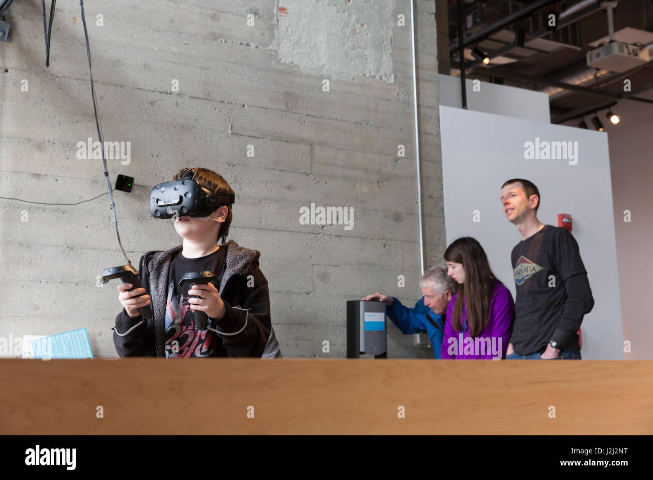 Seattle, Washington: Rich M. Uhren sein Sohn Ryan demonstrieren die virtual-Reality-Kopfhörer in die VR/AR-Ausstellung im Leben Computer: Museum + Labs. Stockfoto