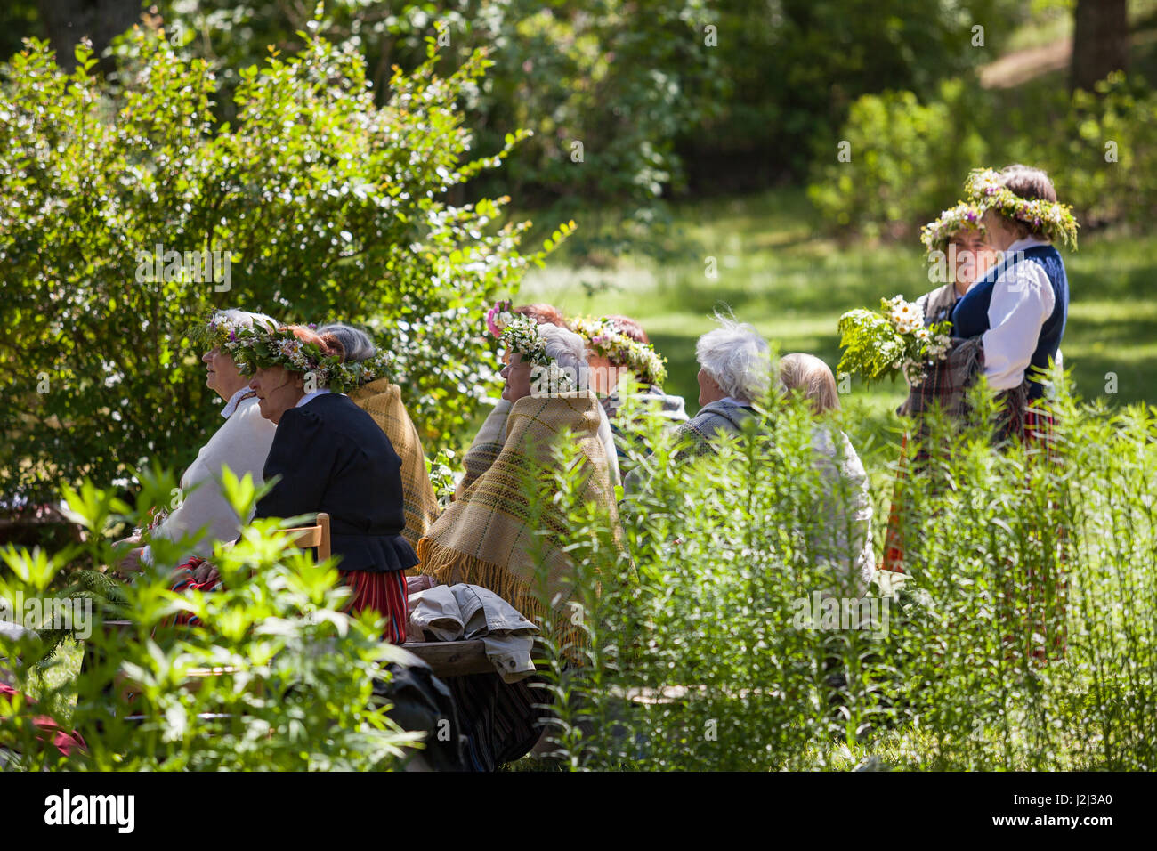 RIGA, Lettland - 12. Juni 2016: Letten singen Volkslieder in Trachten. Lettische Ethnographische Museum. Stockfoto