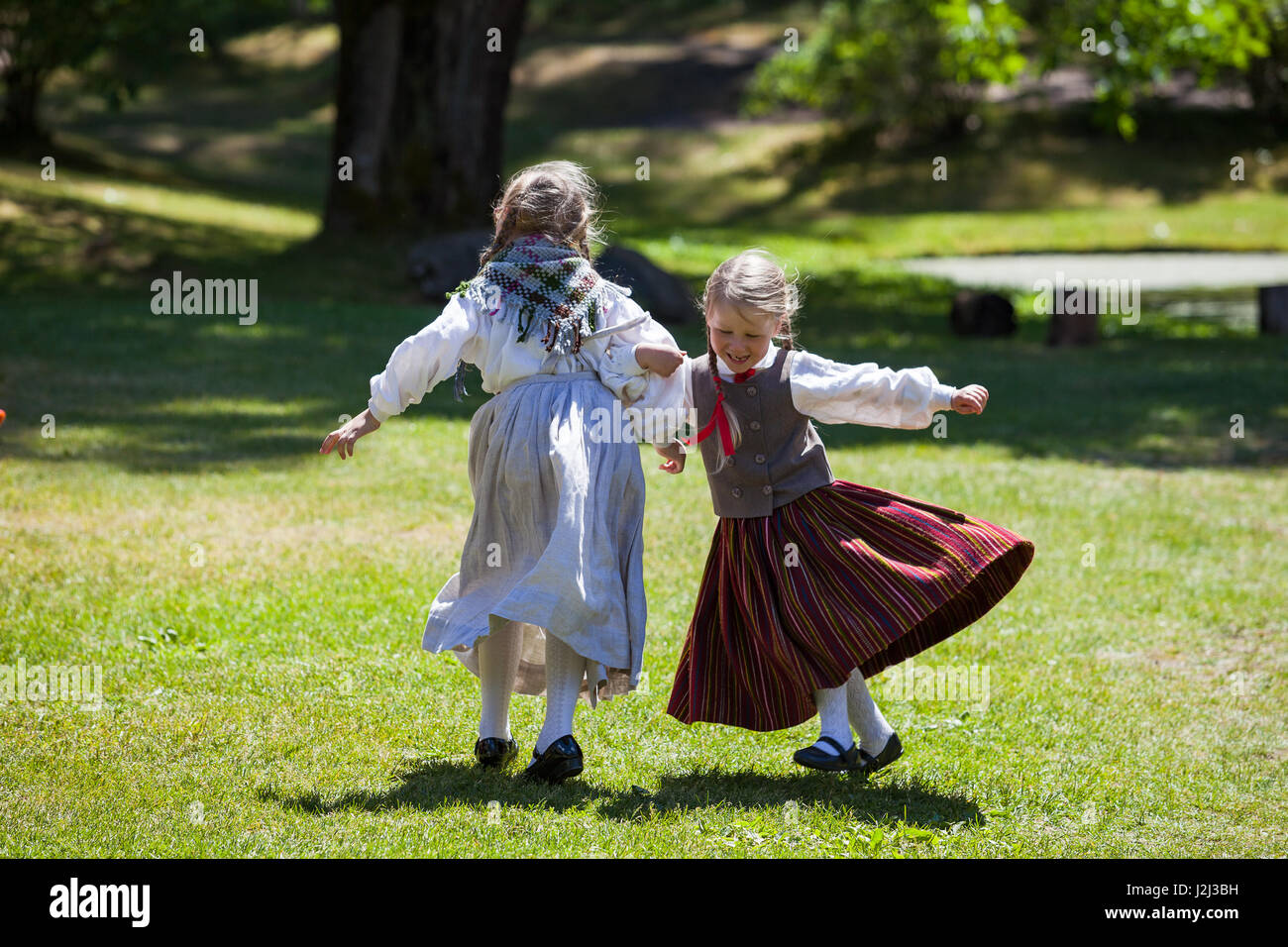 RIGA, Lettland - 12. Juni 2016: lettische Tänzer - kleine Mädchen in Trachten. Kulturveranstaltung in Lettische Ethnographische Museum. Stockfoto