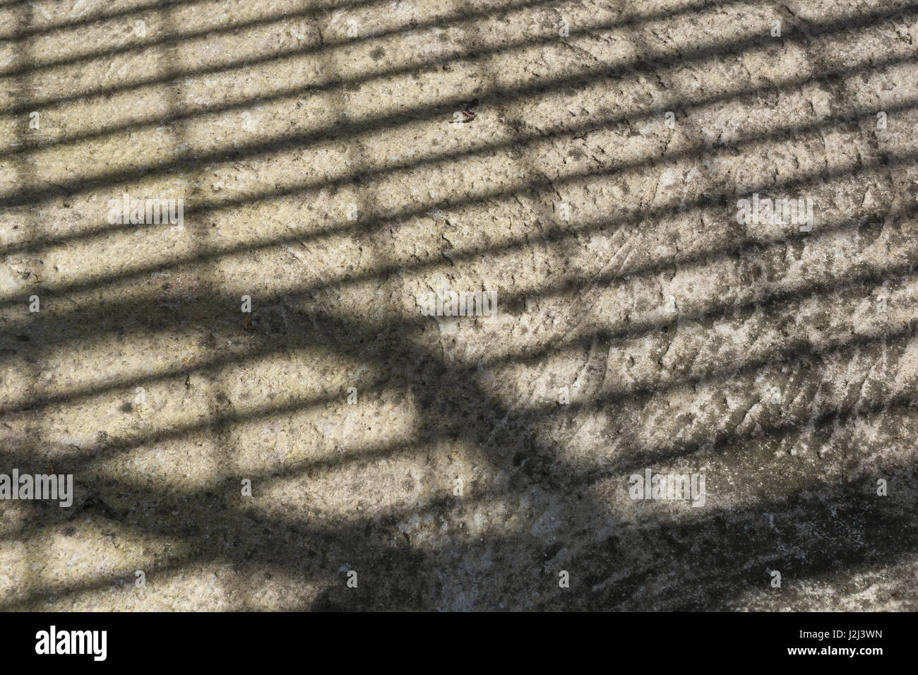 Abstrakte Schatten der Metallgitter auf Betonboden Oberfläche. Stockfoto