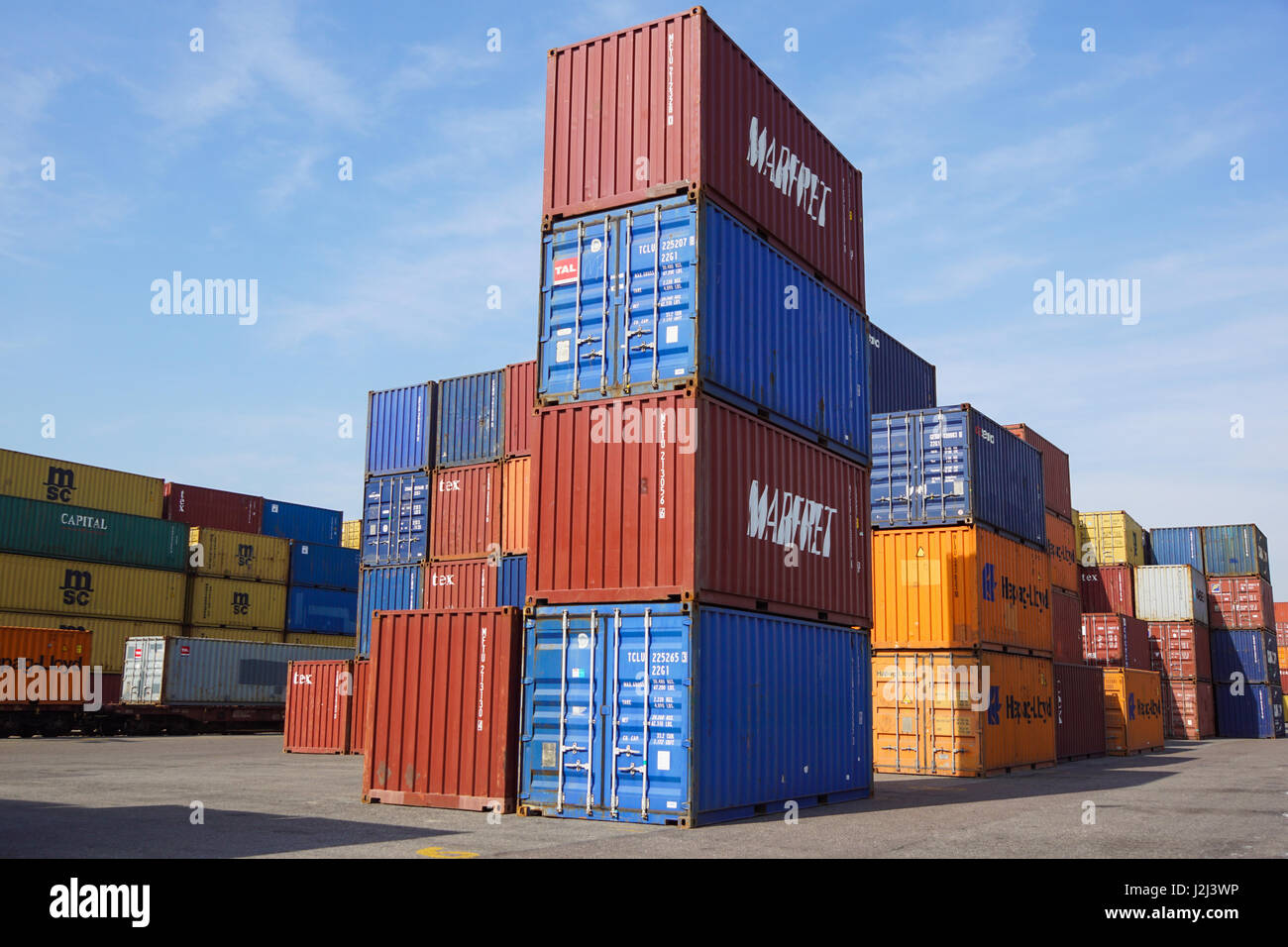 Mailand, Italien 10. April 2017: mehrere Container sind bereit, auf Schiffe im Hafen geladen werden. Container sind die klassische Methode für den Seeverkehr von verschiedenen Gütern Stockfoto