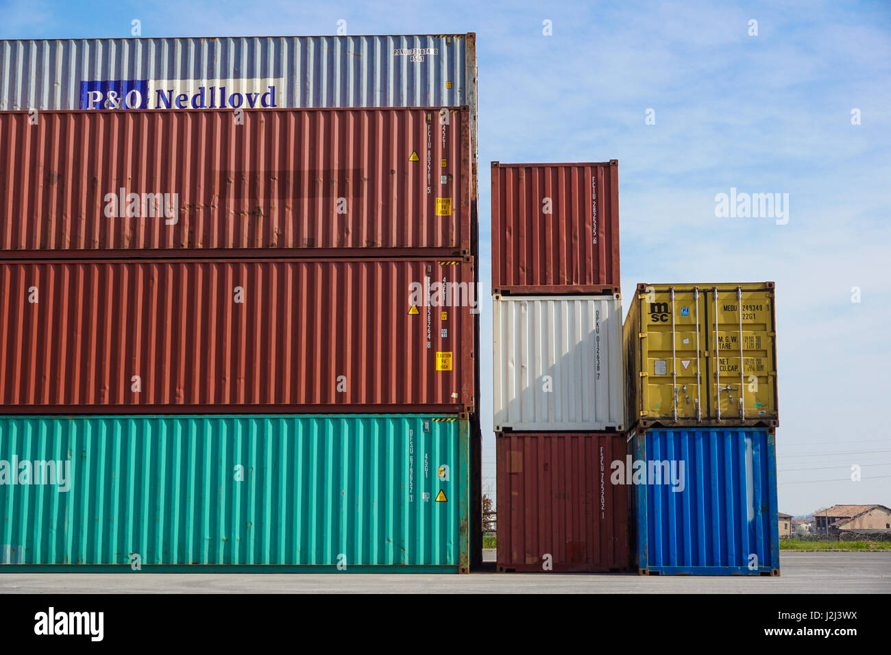 Mailand, Italien 10. April 2017: mehrere Container sind bereit, auf Schiffe im Hafen geladen werden. Container sind die klassische Methode für den Seeverkehr von verschiedenen Gütern Stockfoto