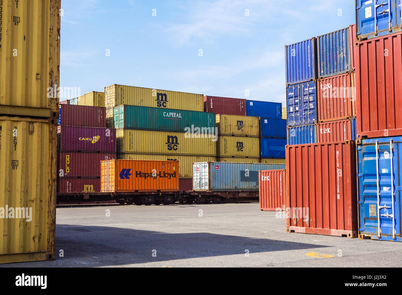 Mailand, Italien 10. April 2017: mehrere Container sind bereit, auf Schiffe im Hafen geladen werden. Container sind die klassische Methode für den Seeverkehr von verschiedenen Gütern Stockfoto