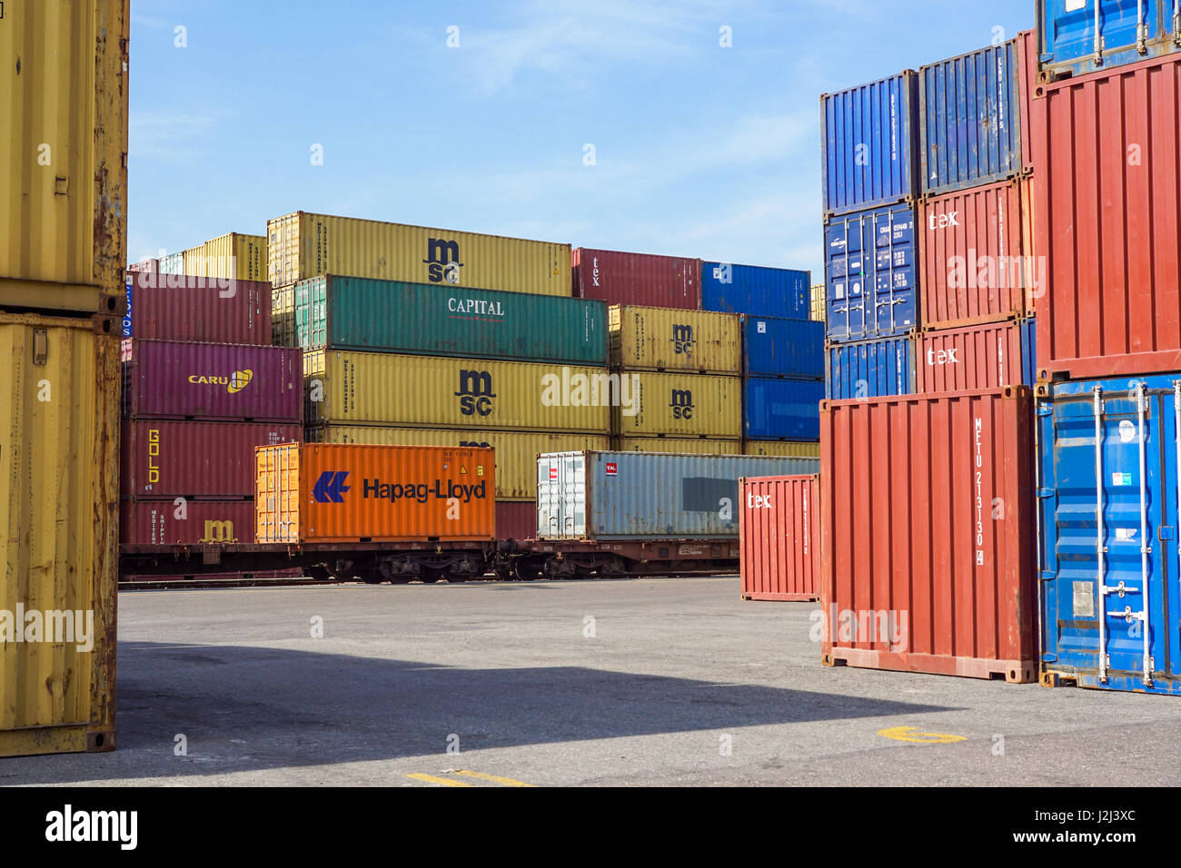 Mailand, Italien 10. April 2017: mehrere Container sind bereit, auf Schiffe im Hafen geladen werden. Container sind die klassische Methode für den Seeverkehr von verschiedenen Gütern Stockfoto