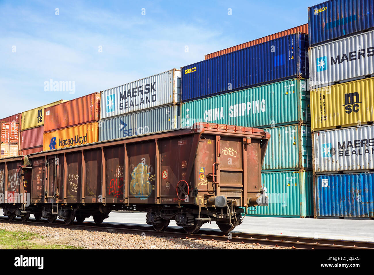 Mailand, Italien 10. April 2017: mehrere Container sind bereit, auf Schiffe im Hafen geladen werden. Container sind die klassische Methode für den Seeverkehr von verschiedenen Gütern Stockfoto