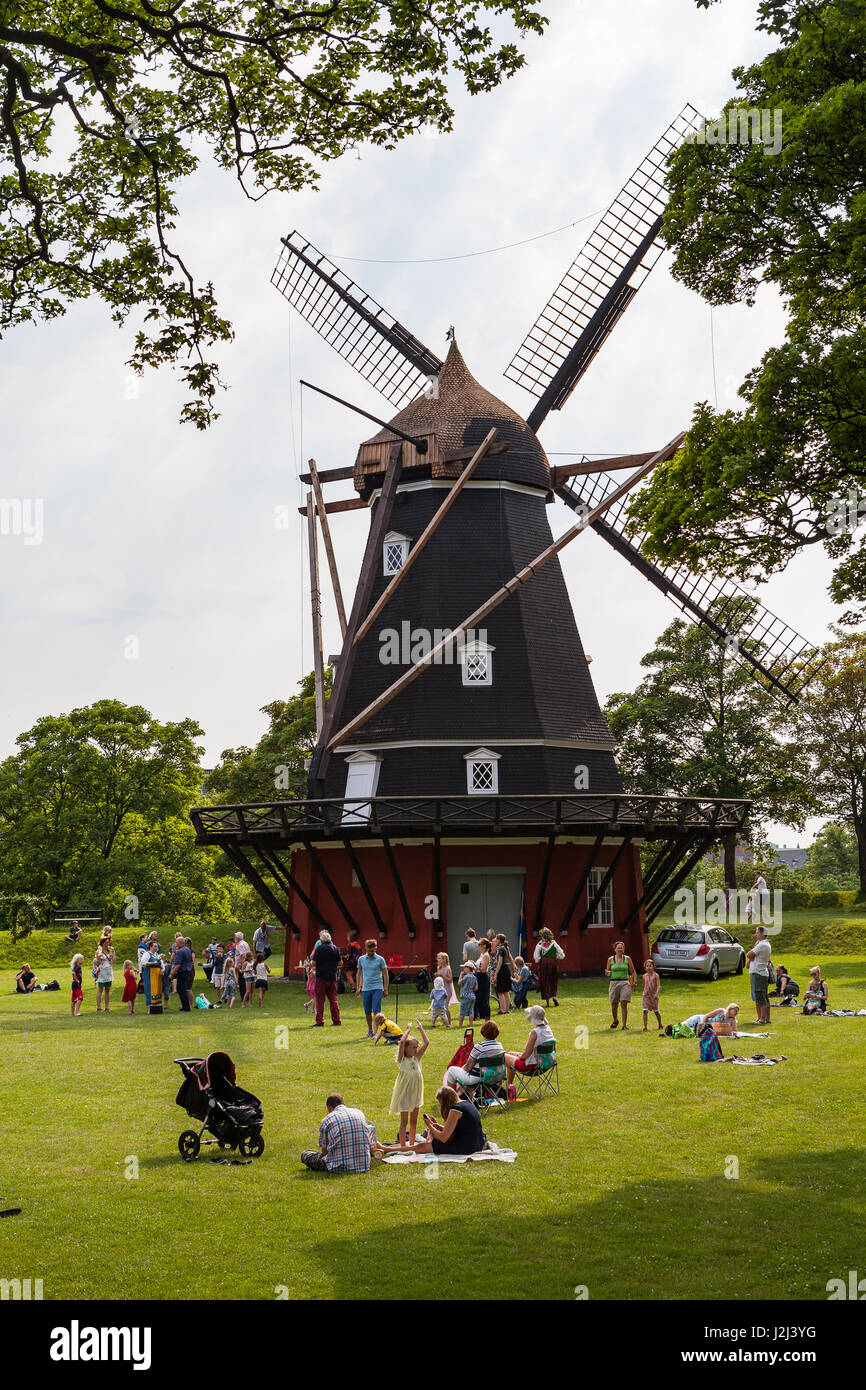 Kopenhagen, Dänemark - 25. Juni 2016: Menschen verbringen Wochenende in der Nähe der Windmühle in der Festung Kastellet Stockfoto