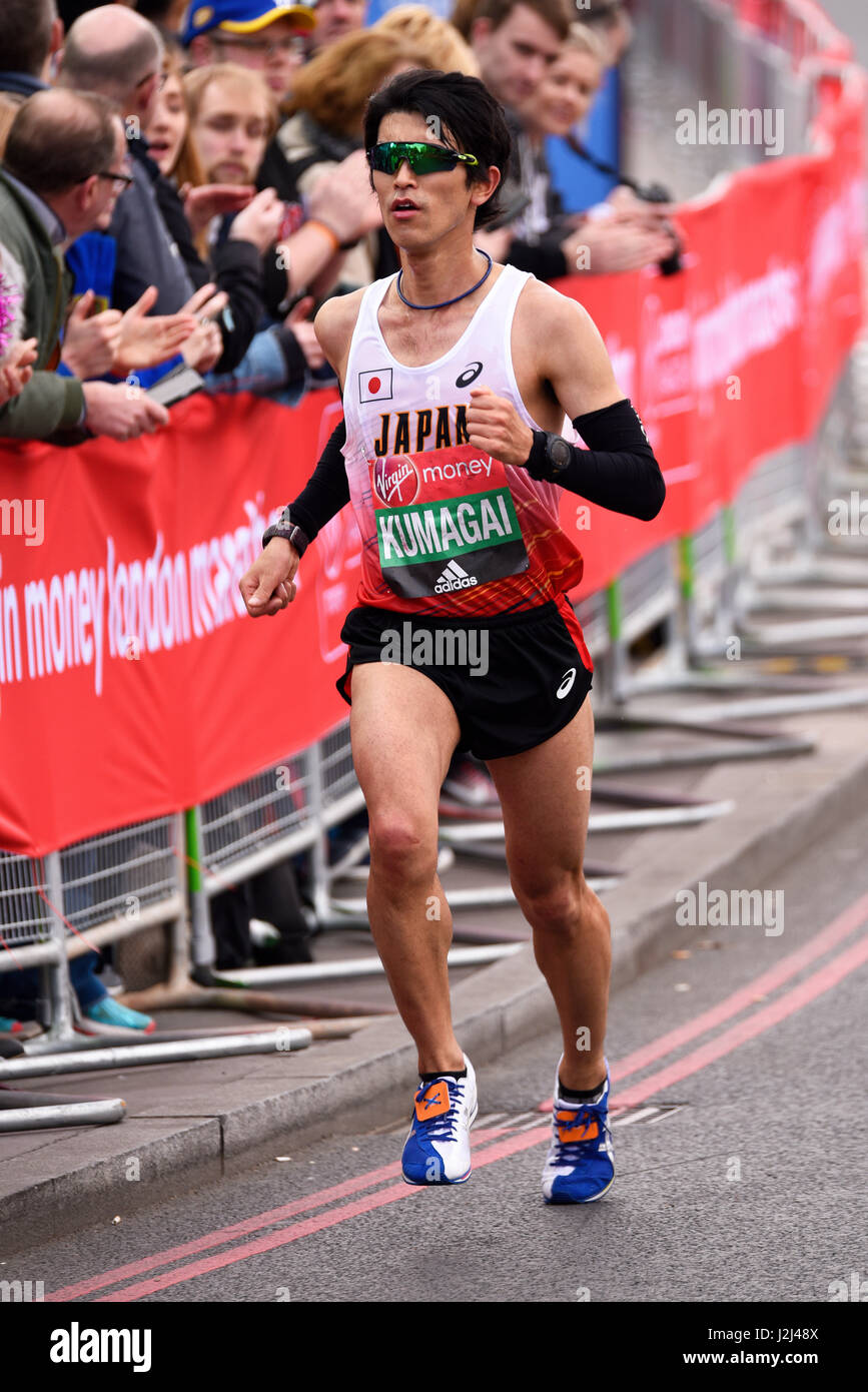 Yutaka Kumagai die Teilnahme an der T11/T12 Sehbehinderung Kategorie der London Marathon 2017, mit Platz für Kopie Stockfoto