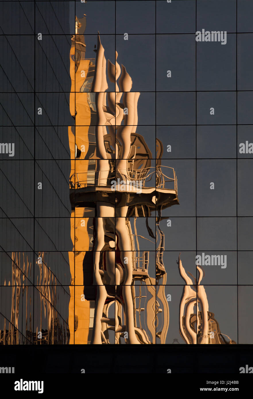 Reflexion der Lowry Fußgängerbrücke in Windows im Quay West in Salford Quays Stockfoto