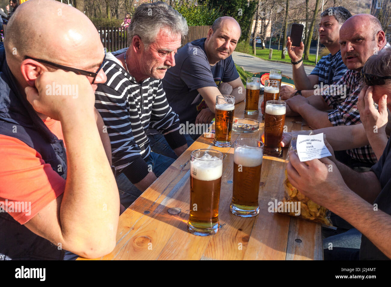 Leute treffen, Männer trinken Bier, Biergarten, Tschechische Republik Stockfoto