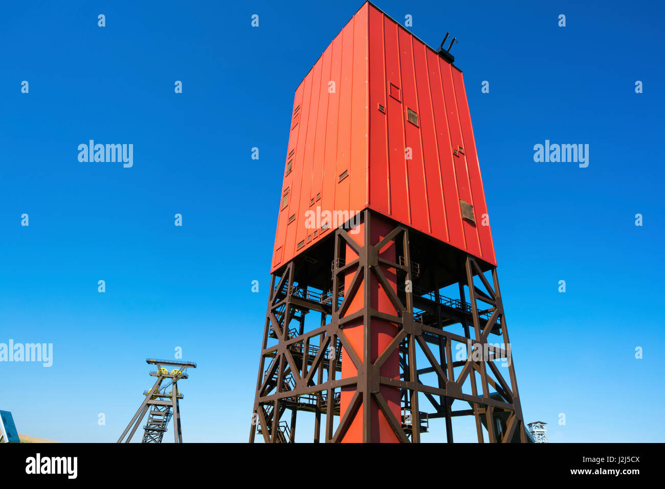 Rot Bohrinsel vor einem strahlend blauen Himmel. Stockfoto