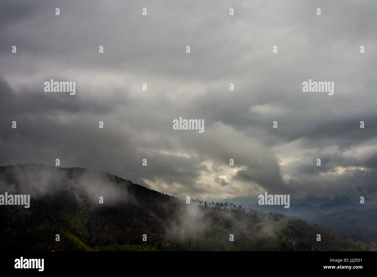 Schlechtes Wetter über Hügel herein. Lunigiana, Italien. Stockfoto