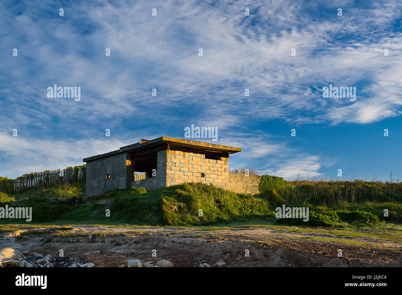 Verlassene Hütte Spieß Strand, entlang in Cornwalls Par Gegend es ist eine gute Darstellung der Cornwalls industrielle Vergangenheit und seinen späteren Untergang. Stockfoto