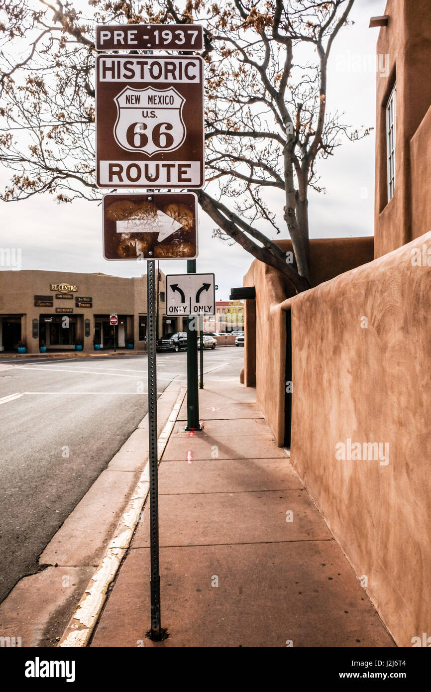 Ein Verkehrsschild der historischen US Route 66 in Altstadt Santa Fe, New Mexico Stockfoto