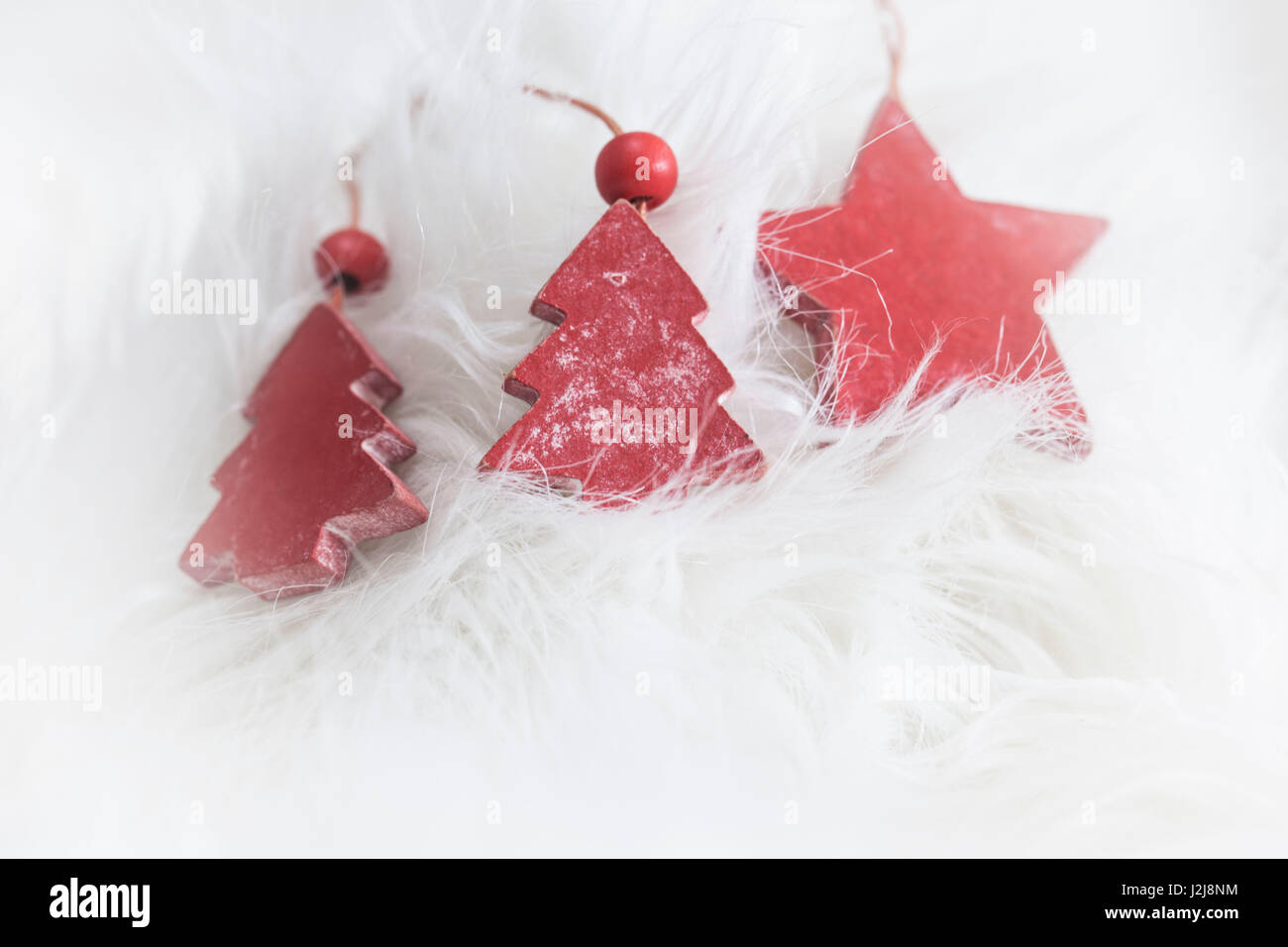 Roter Stern und Weihnachten Bäume Softie gelegt in flauschigen Umgebung Stockfoto