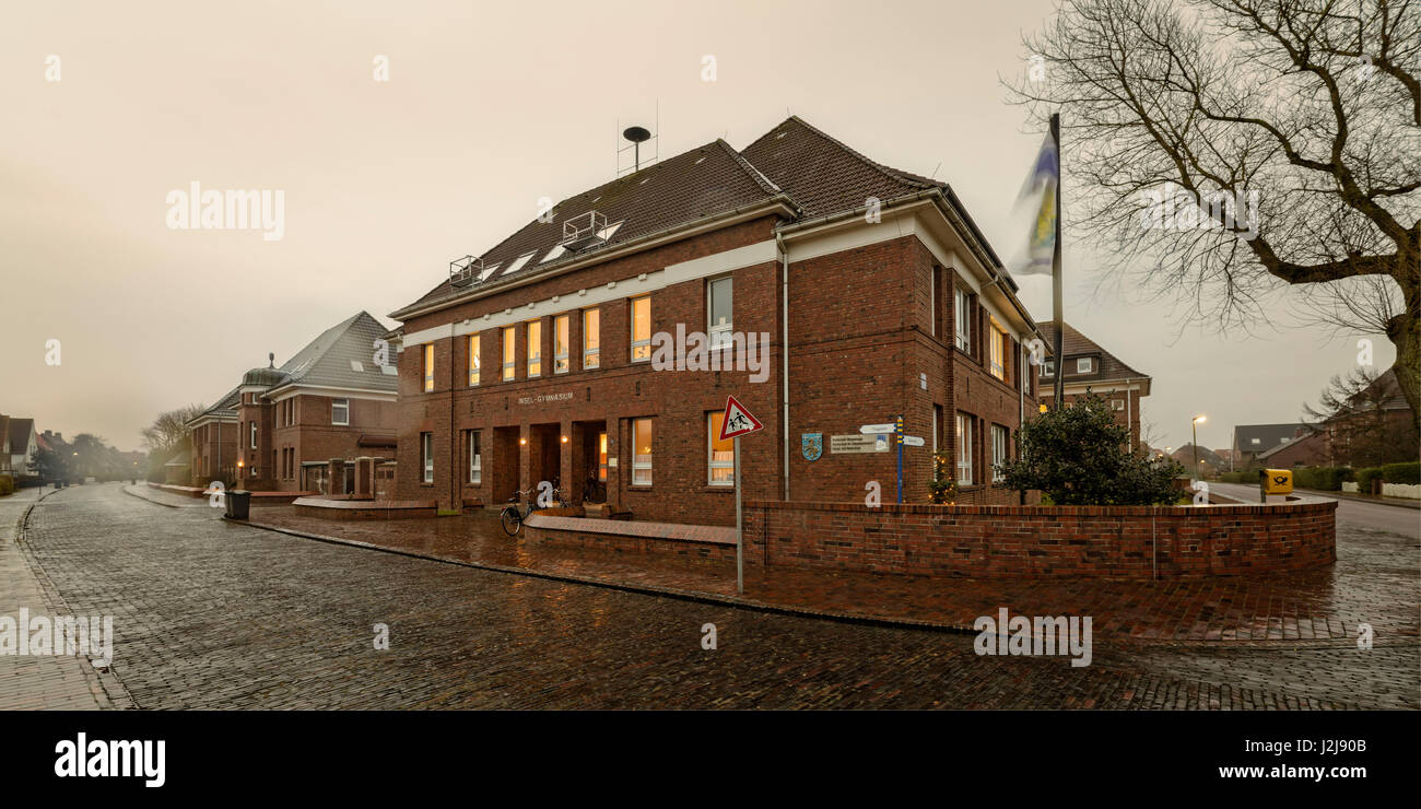 Inselgymnasium (Schule) auf Wangerooge, Deutschland, Niedersachsen, Insel, Inselschule, Regen, Winter Stockfoto