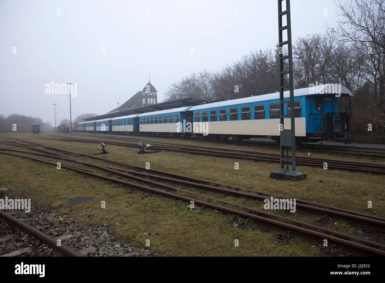 Schmalspur-Eisenbahn auf dem Bahnhof auf Wangerooge, Deutschland, Niedersachsen, Insel, Nordseeinsel, winter Stockfoto