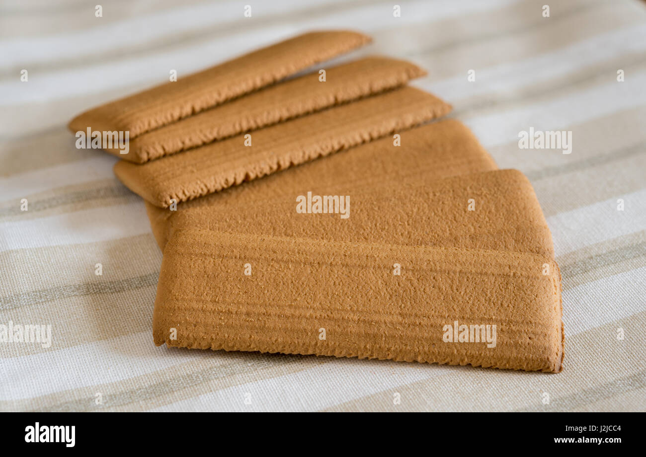 Trockenen Teig Cookies auf Milch einweichen Stockfoto