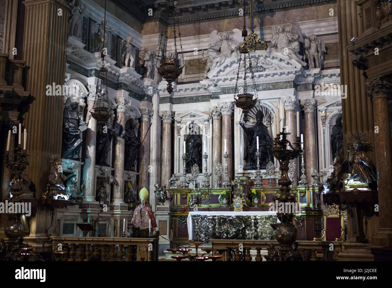 Hauptaltar der königlichen Kapelle von den Schatz des Heiligen Januarius (Reale Cappella del Tesoro di San Gennaro) in Neapel Kathedrale (Duomo di Napoli) in Neapel, Kampanien, Italien. Stockfoto