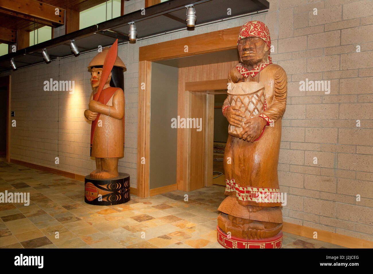 Large Coast Salish Holzschnitzereien im Flur im Hilbub Kulturzentrum und Museum befindet sich im Tulalip Stämme Reservat in Marysville, WA Stockfoto