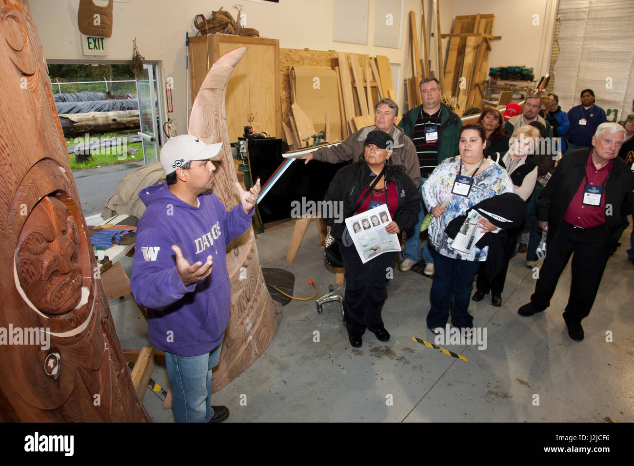 Kultur-Tour ein Küsten-Salish-Holzschnitzerei-Studio auf Tulalip Stämme Indian Reservation, Marysville WA. Stockfoto