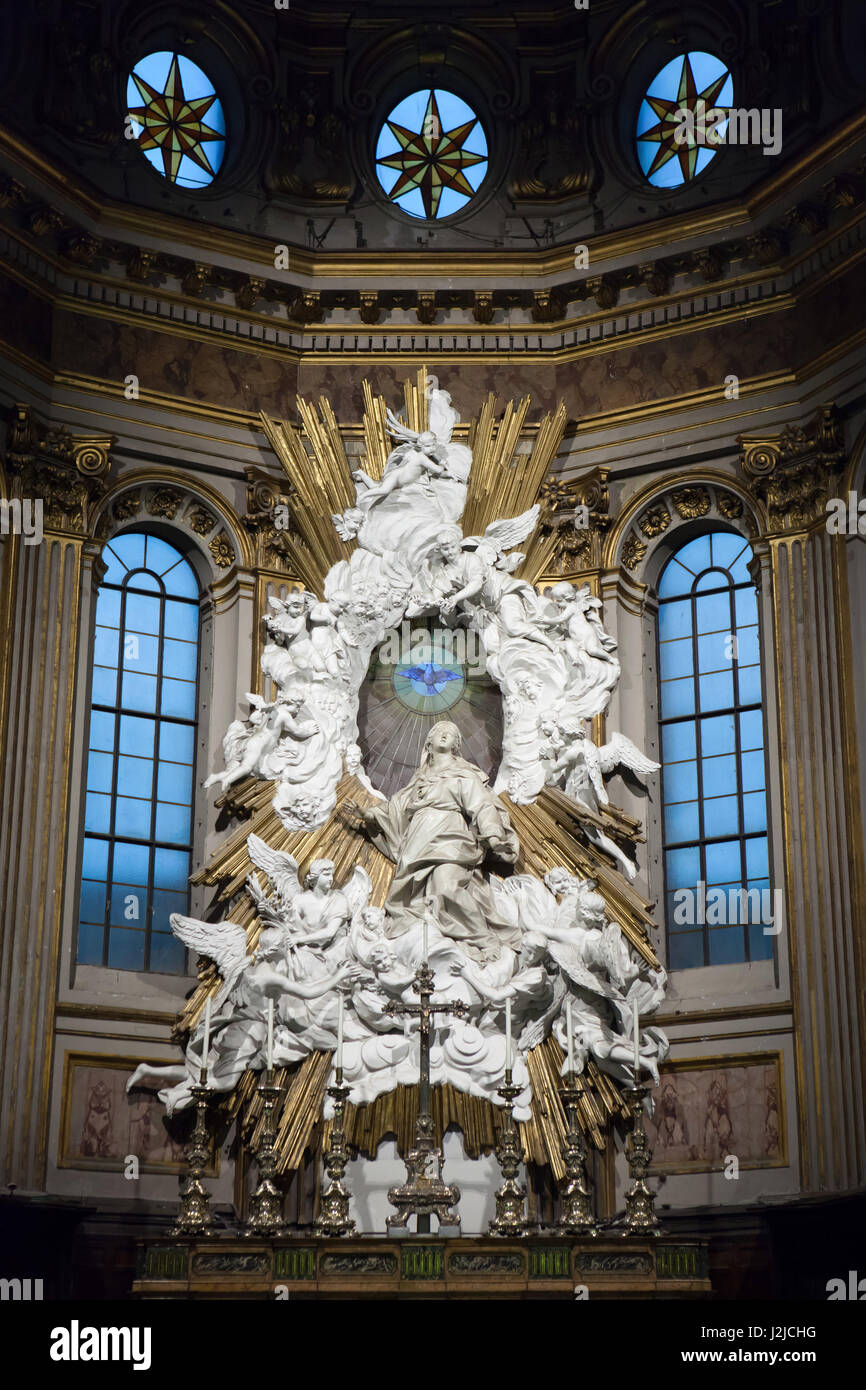 Himmelfahrt der Jungfrau Maria in den Himmel. Barocke Marmorstatue des italienischen Bildhauers Pietro Bracci (1739-1744) auf dem Hauptaltar der Neapel Kathedrale (Duomo di Napoli) in Neapel, Kampanien, Italien. Stockfoto