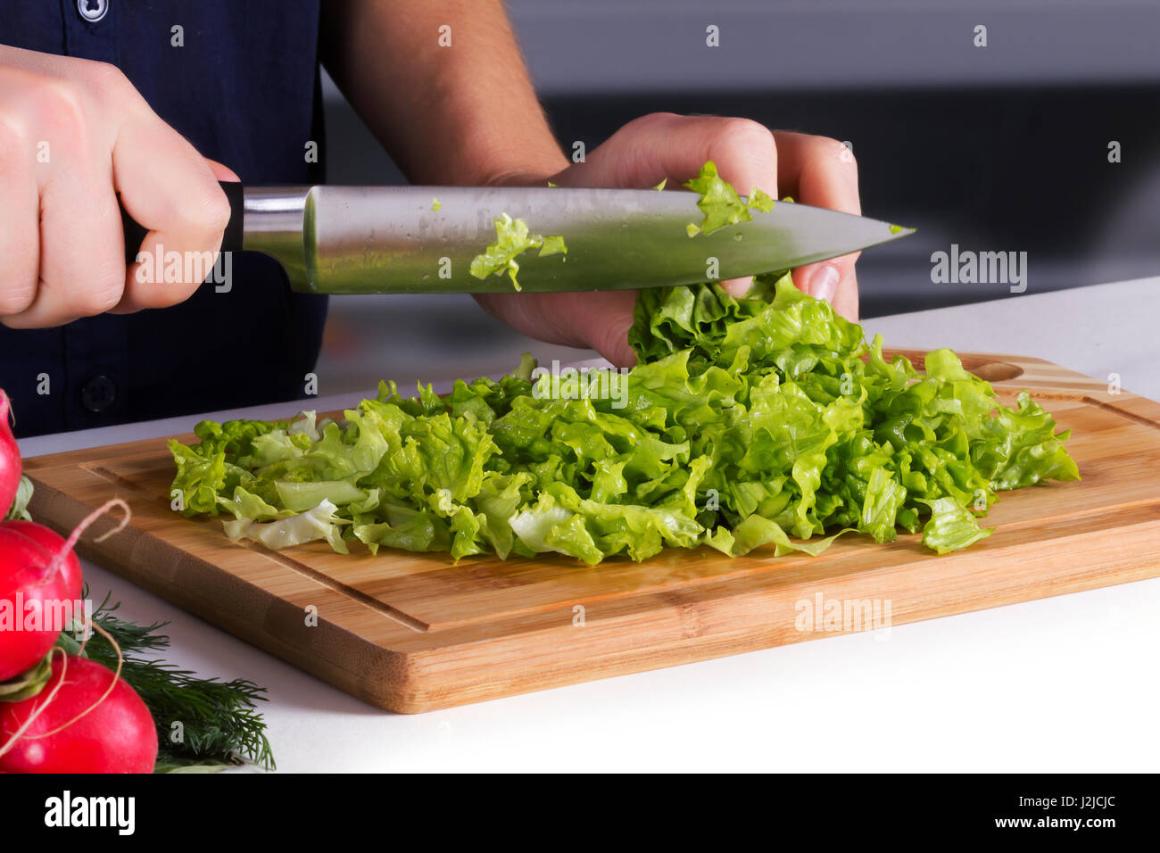 Frau Salat in der Küche vorbereiten Stockfoto