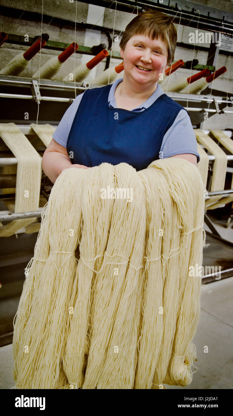 Arbeitnehmerin Textile Verarbeitung Bio Schafwolle Stockfoto