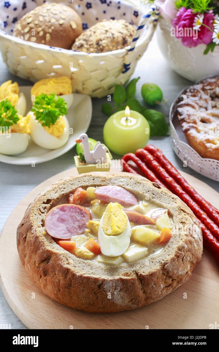 Die sauer Roggen-Suppe im Brotlaib. Festliches Gericht Stockfotografie ... Die sauer Roggen-Suppe im Brotlaib. Festliches Gericht Stockfotografie ...