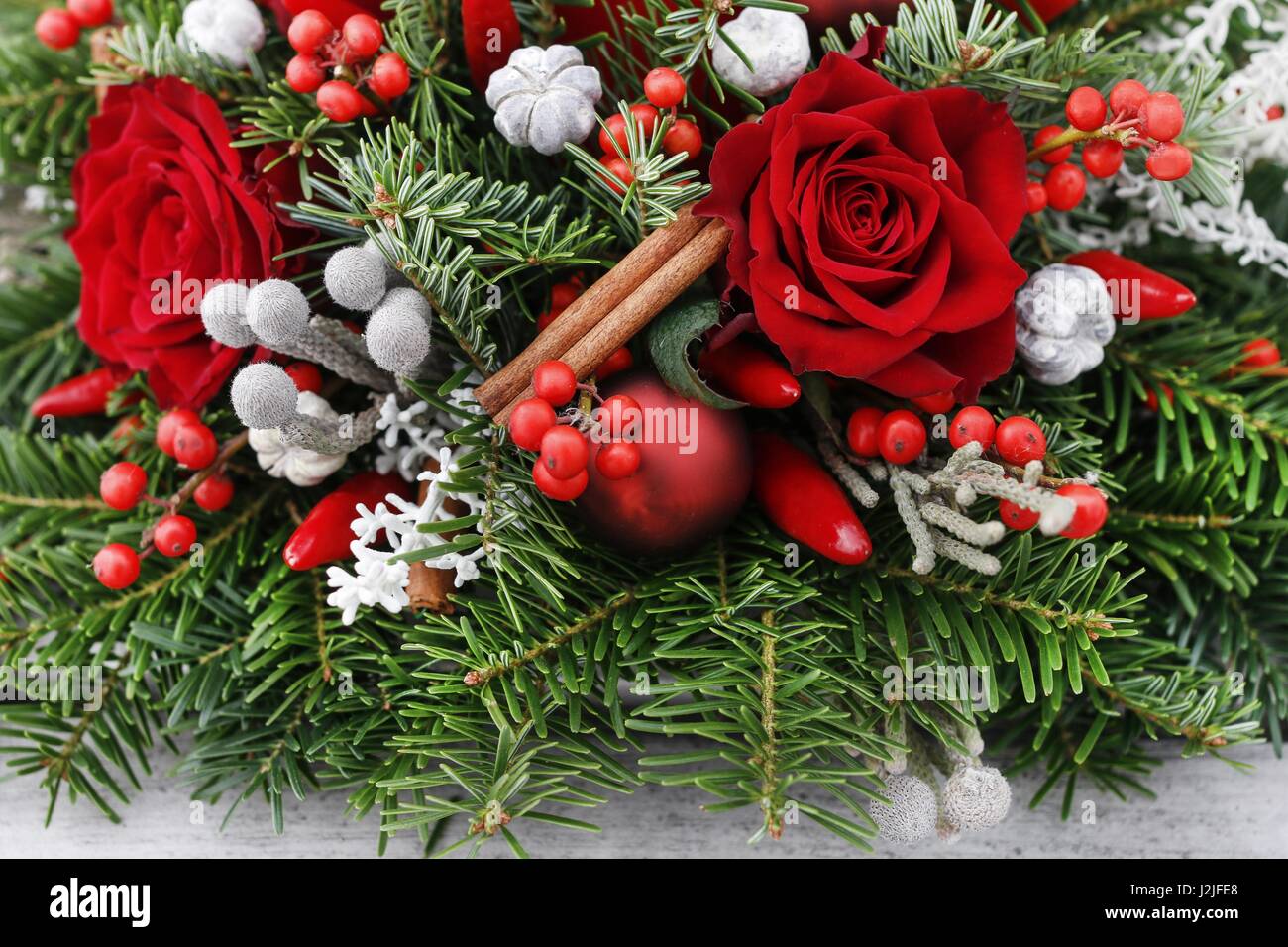 Weihnachts-Dekoration mit roten Rosen, Tanne, Brunia und Zimtstangen.  Festliche Zeit Stockfotografie - Alamy