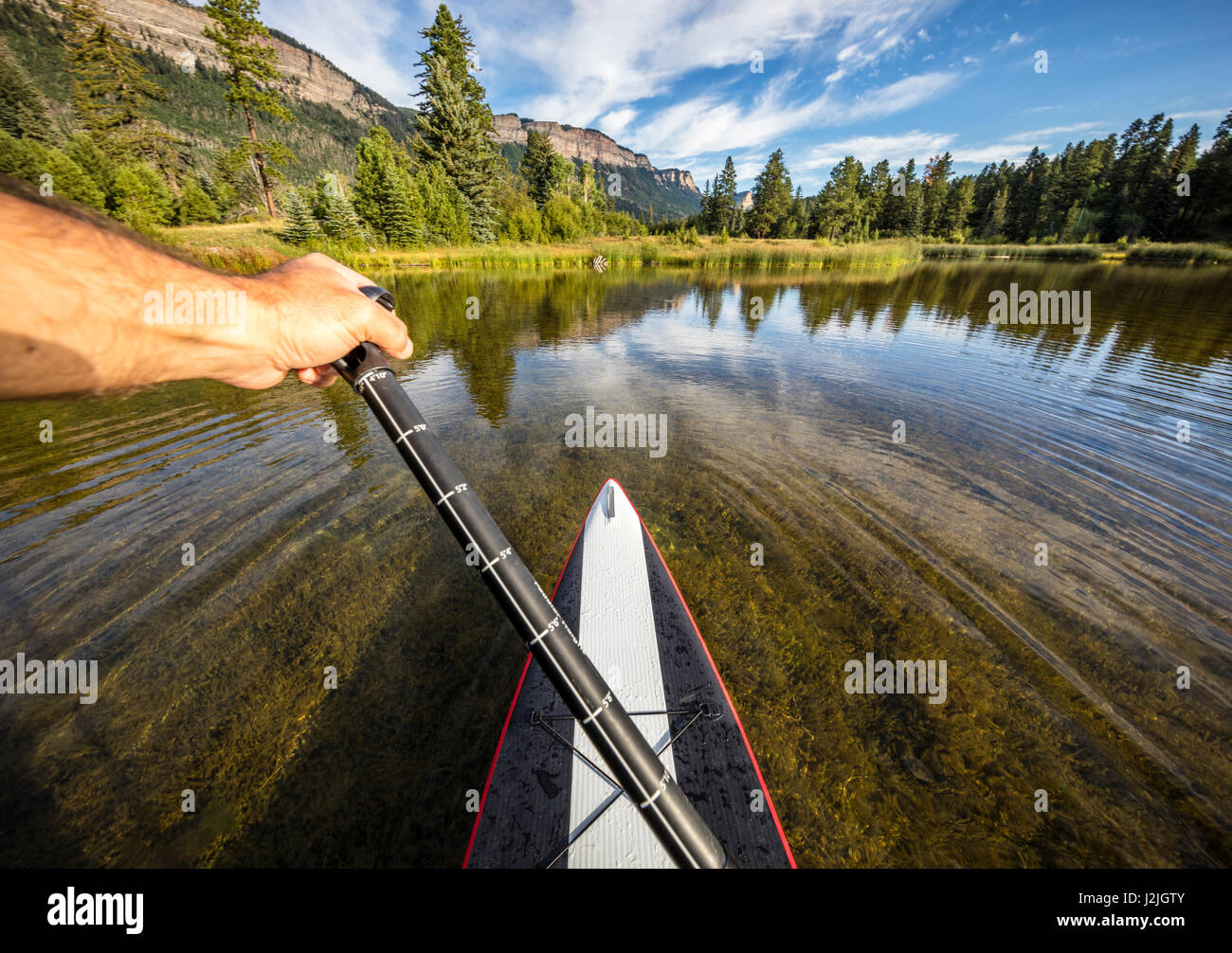 SUP Stand Up Paddle Board auf Haviland See, Durango, Colorado. Stockfoto