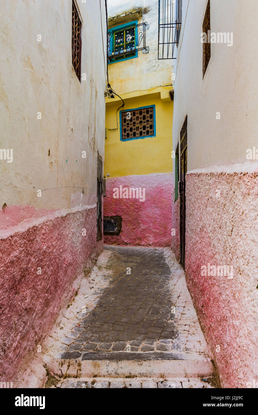 Schmale Straße. Moulay Idriss. Meknès, Marokko, Nordafrika Stockfoto