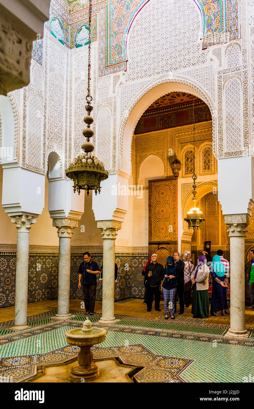 Gips-Arabesken Dekoration im Inneren des Moulay Ismail Mausoleum. Meknès, Marokko, Nordafrika Stockfoto