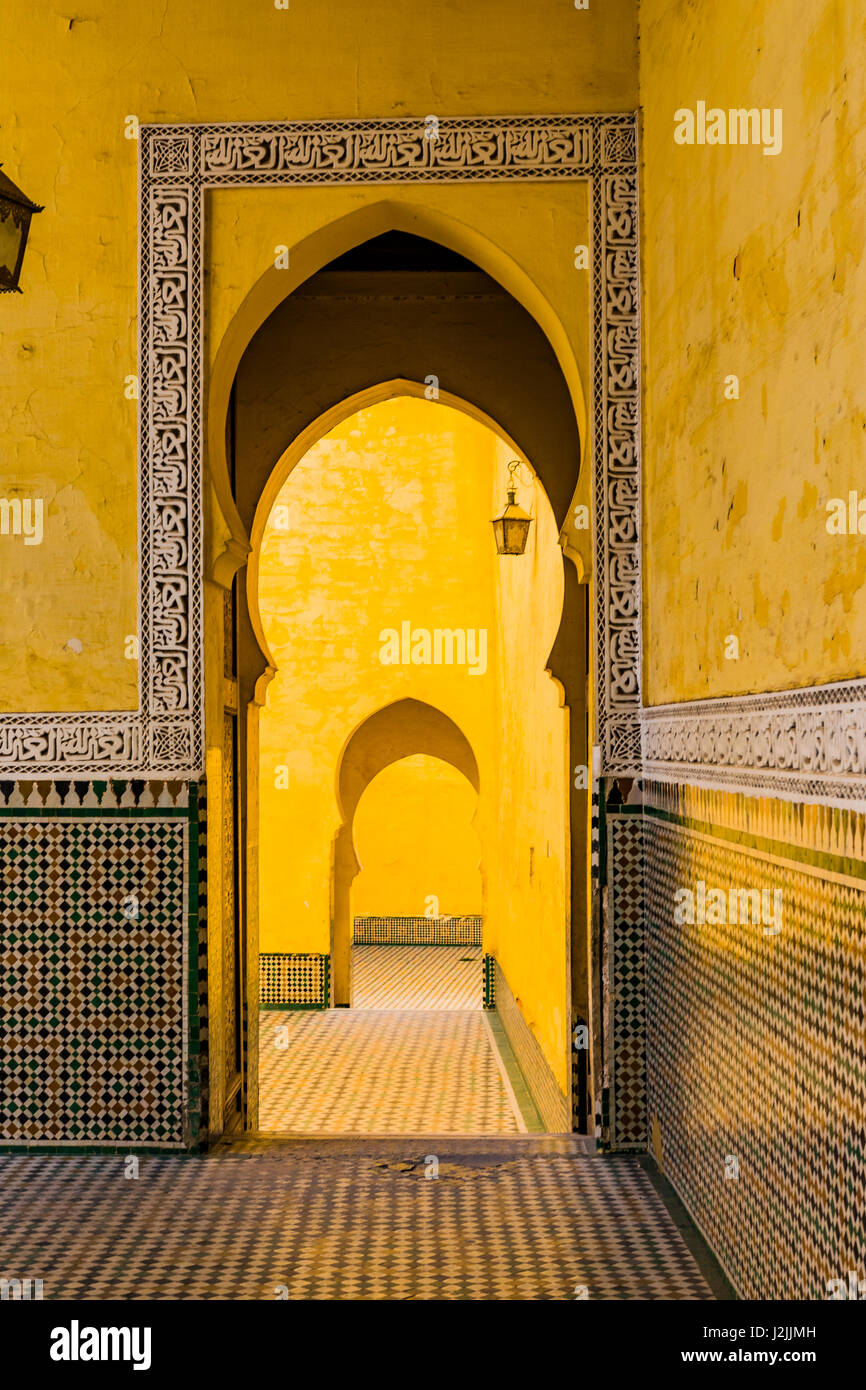 Traditionelle marokkanische Tür. Moulay Ismail Mausoleum in Meknès, Marokko, Nordafrika Stockfoto