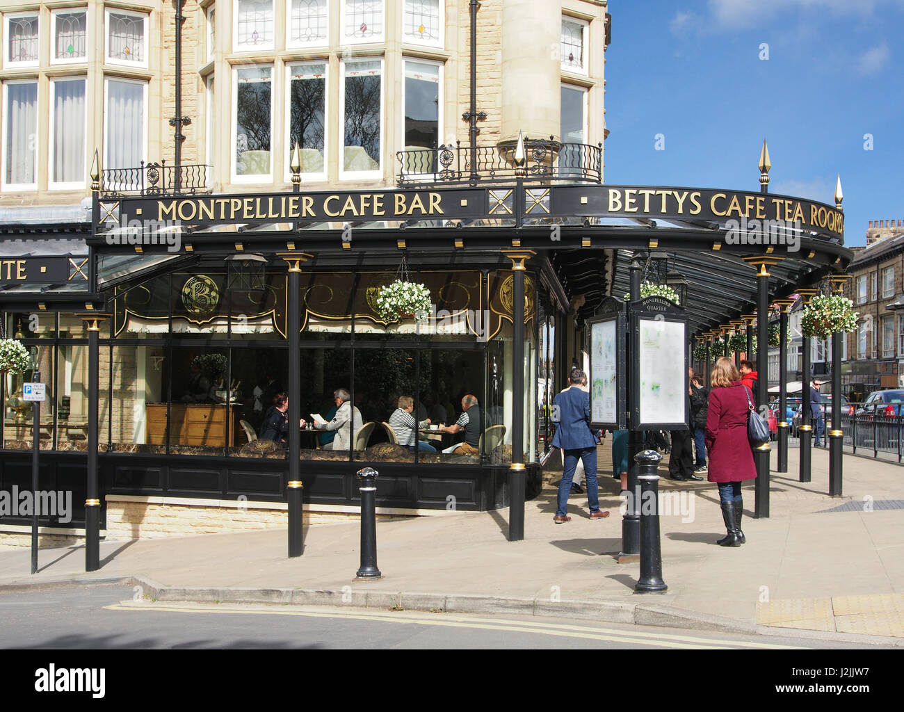 Das Montpellier-Cafe-Bar, auch bekannt als Betty es Tea Rooms.  Montpellier District of Harrogate, North Yorkshire, England, UK, an einem Sommertag. Stockfoto