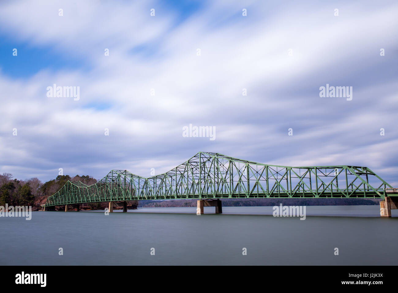 Browns Brücke wurde im Jahre 1955 über den Chattahoochee River Lake Lanier gebaut.  Sie ersetzen eine Niedrigwasser-Brücke, die am See bedeckt war. Stockfoto