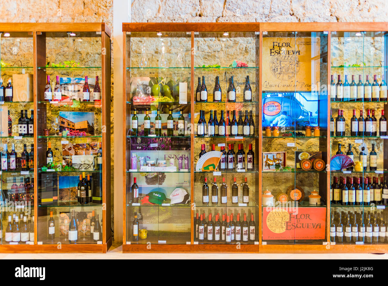 Verkauf von Wein und Produkte von Castilla León. Wein-Museum, Burg Peñafiel, Peñafiel, Valladolid, Castilla y León, Spanien, Europa Stockfoto