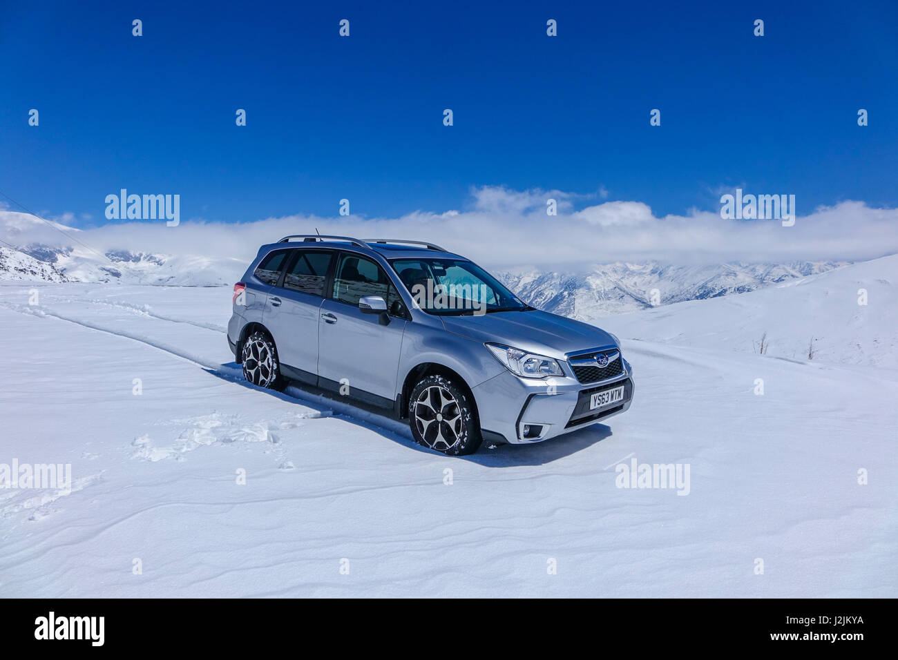 Subaru Forester mit UK-Registrierung auf Schnee in den Pyrenäen, Andorra Stockfoto