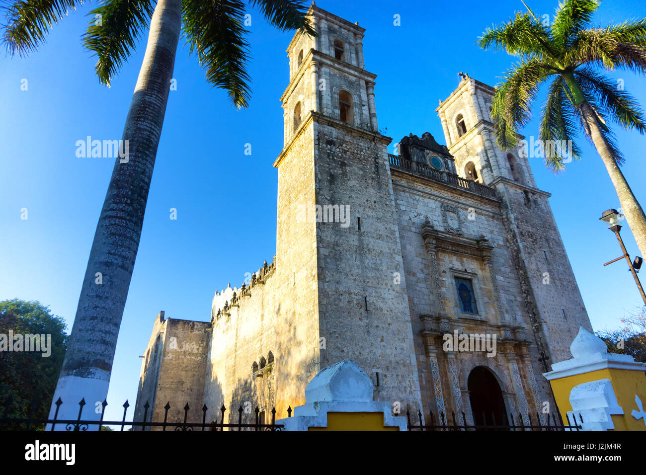 Kathedrale von Valladolid, Mexiko mit Palmen auf beiden Seiten Stockfoto