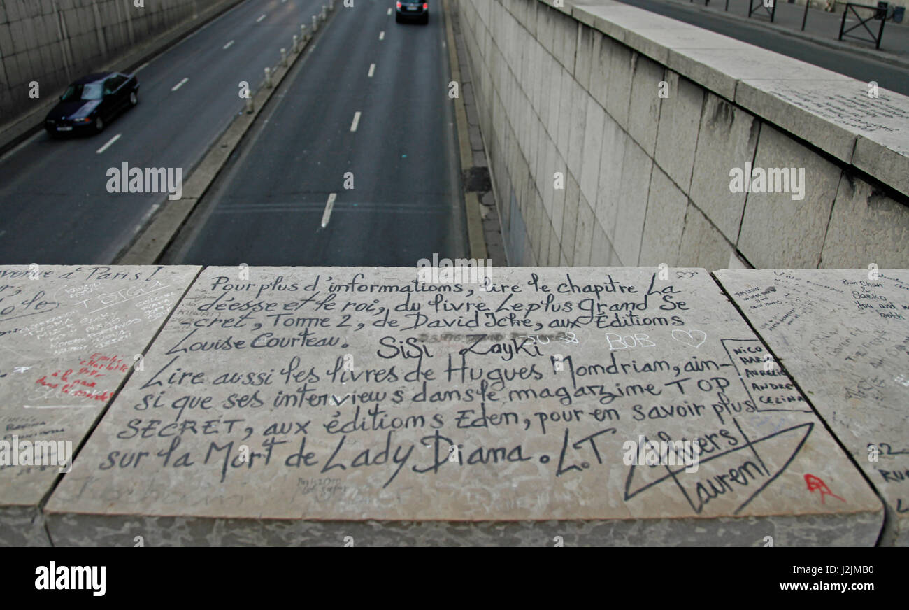 Schreiben, in französischer Sprache, auf der Brücke über der Unterführung wo Prinzessin Diana und Dodi Fayed am 31. August 1997 starb Stockfoto