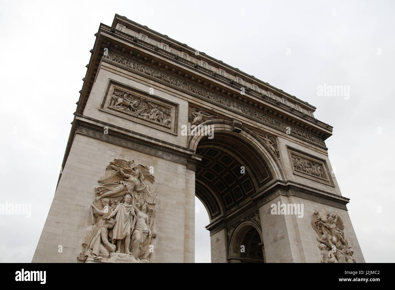 Arc De Triomphe Monument steht am westlichen Ende des Champs-Élysées im Zentrum Des Place Charles de Gaulle, Paris, Frankreich. Stockfoto