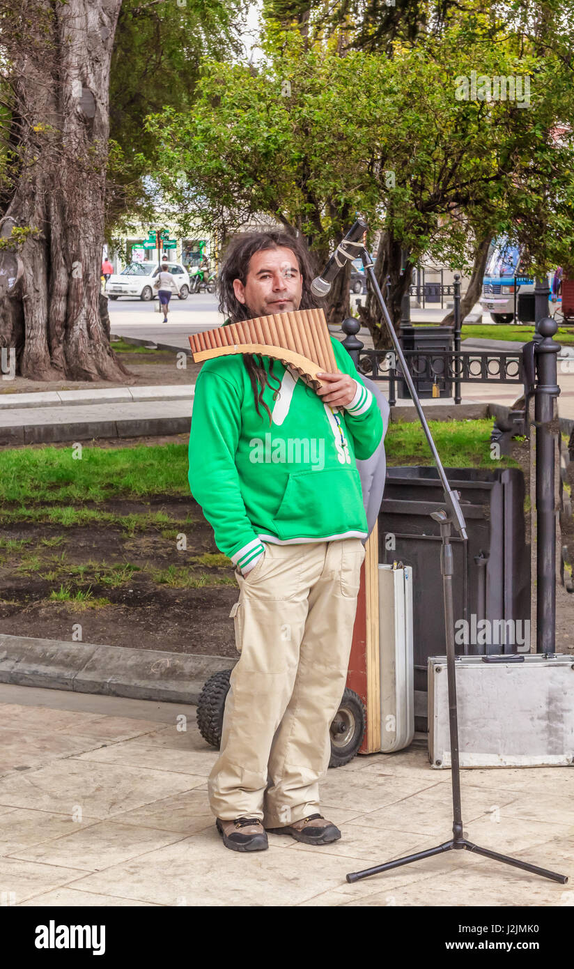 Straßenmusiker mit Panflöte in PUNTA ARENAS, Chile - November 2015. Stockfoto