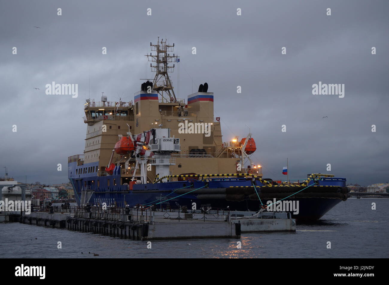 Sankt Petersburg, Russland - 26. Dezember 2016: Der Eisbrecher Noworossijsk am dock Stockfoto