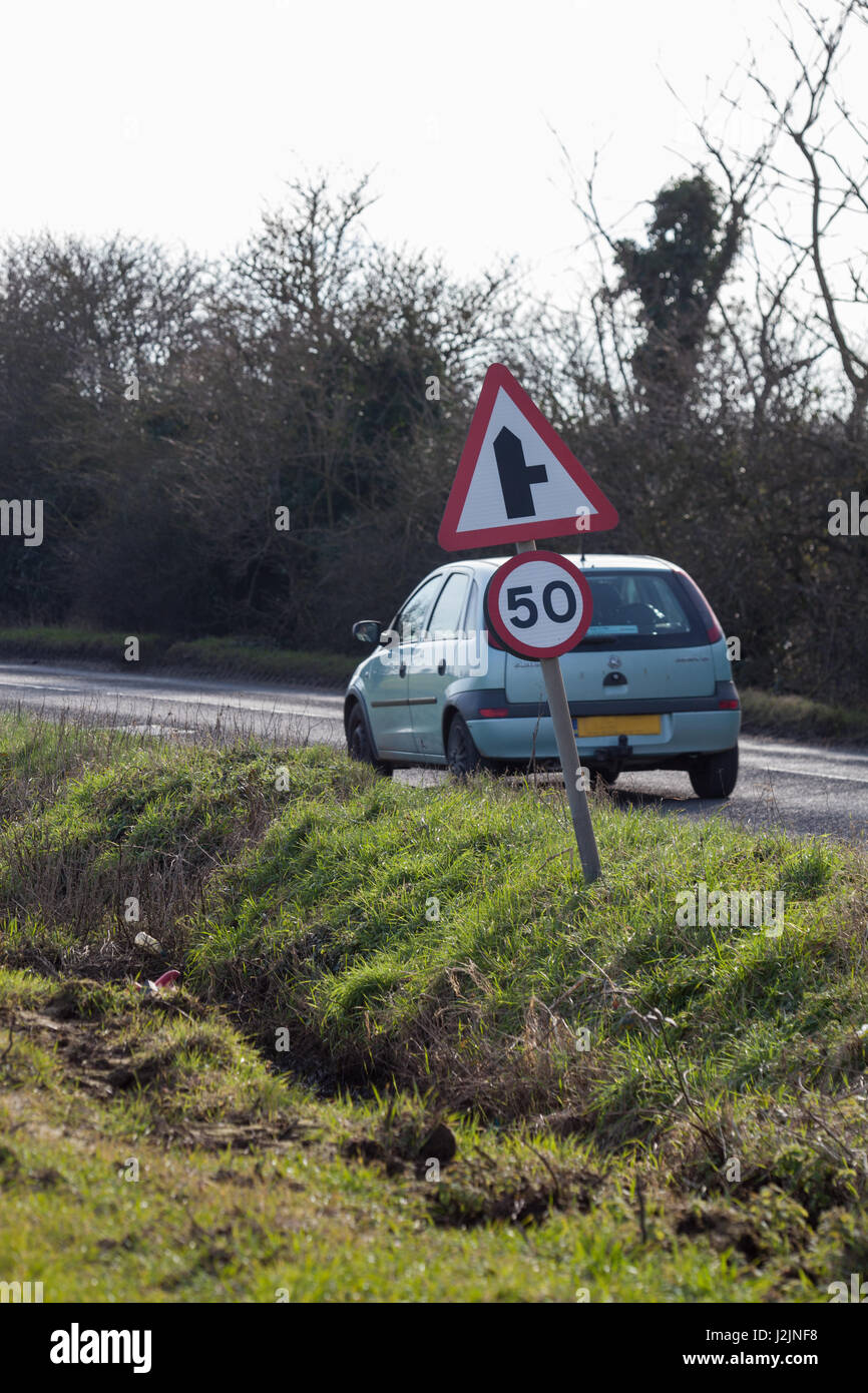 Straßenschild. Straßenkreuzung voraus. Geschwindigkeitsbegrenzung 50 Meilen pro Stunde. Landstraße. Norfolk. East Anglia. UK Stockfoto