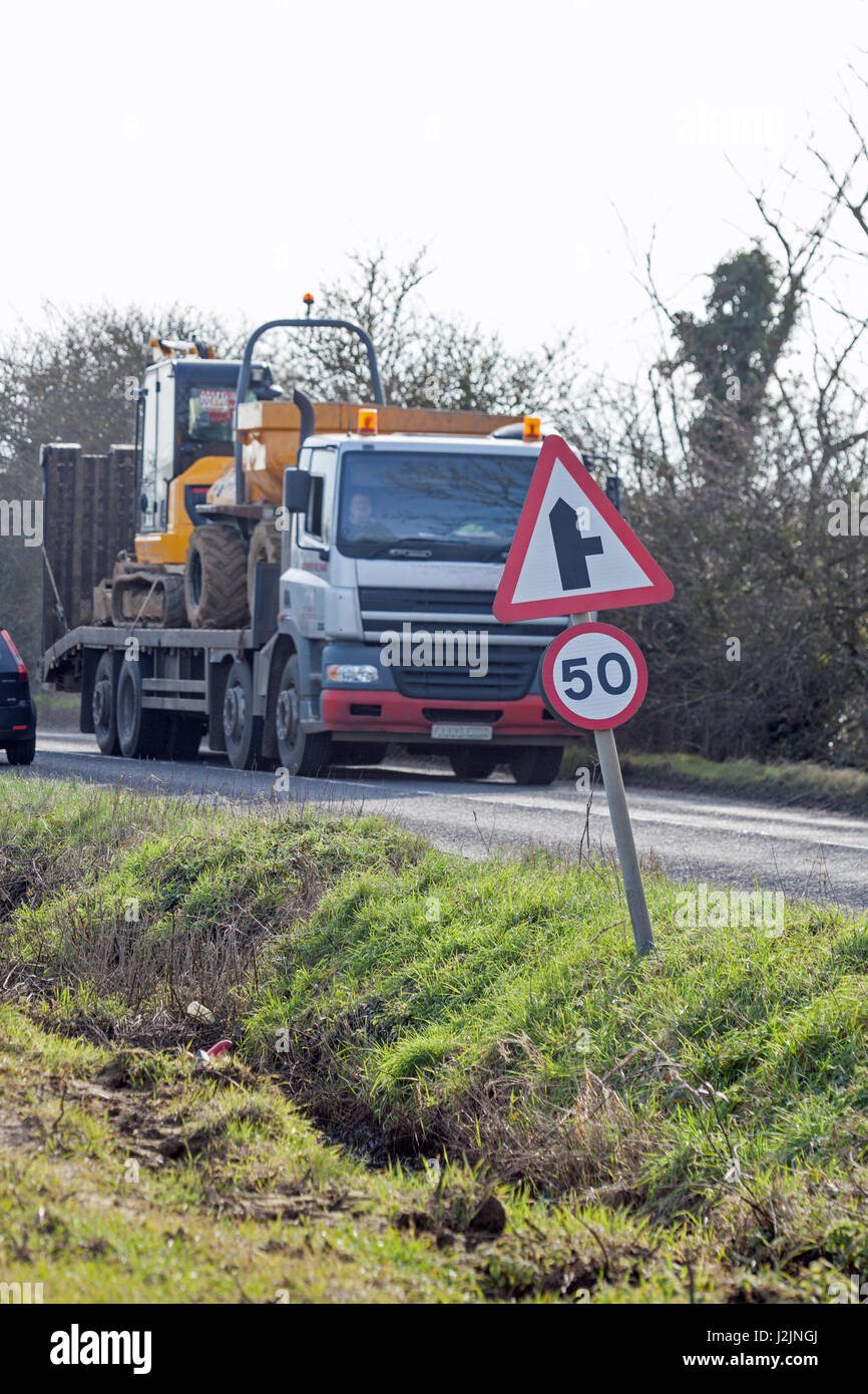 LKW-Verkehr auf der Landstraße. North Walsham. Norfolk. Die erlaubte Höchstgeschwindigkeit. Stockfoto