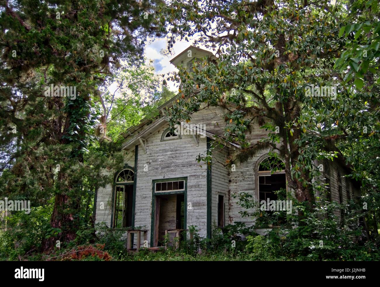 Verlassene Kirche und Wohnungen Stockfoto