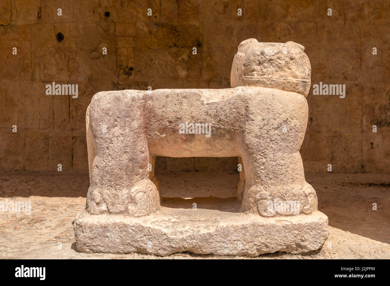 Eine verblasste Jaguar Thron am Eingang zum Templo de Los Jaguares ("Tempel der Jaguare), in Chichén Itzá (Mexiko) Stockfoto