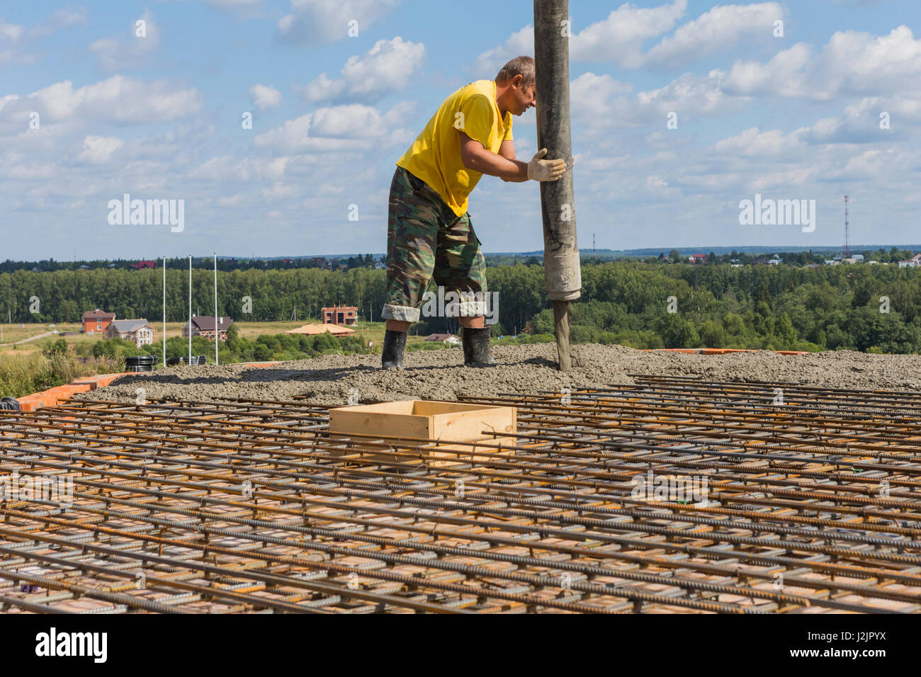 Bauarbeiten, Installation von einer Etage in einem Landhaus. Stockfoto