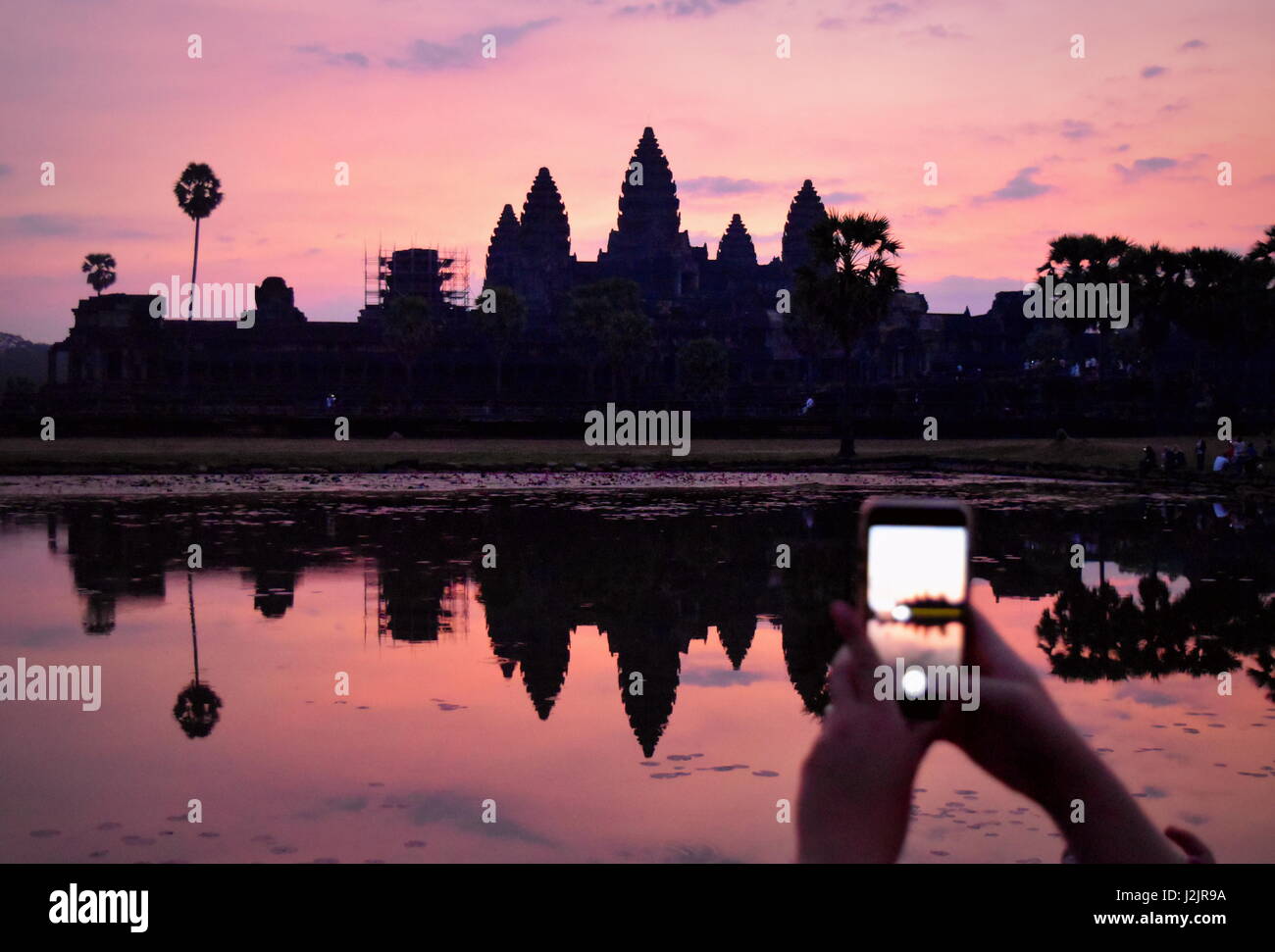 Smartphone Erfassung schönen Sonnenaufgang über den antiken Ruinen von Angkor Wat, Kambodscha Stockfoto